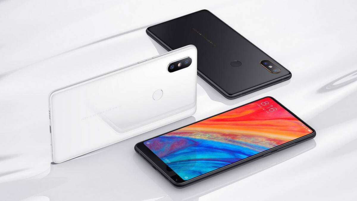Три смартфона Xiaomi Mi 11 на белом фоне вид сбоку и спереди