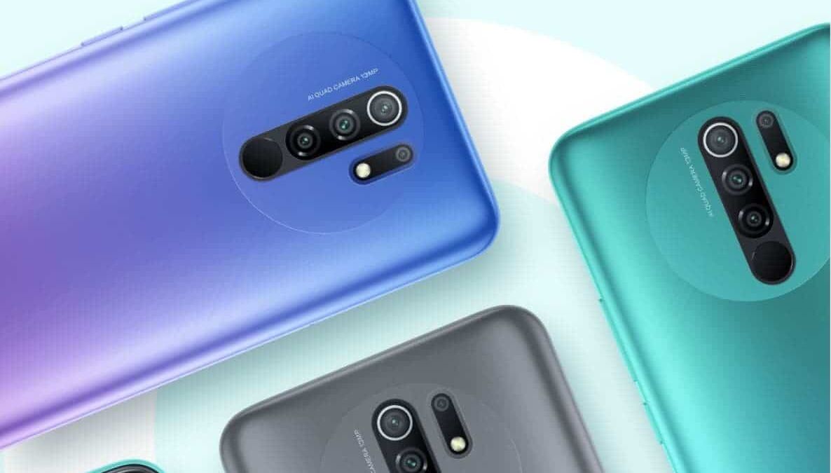 Смартфоны с тремя камерами и вспышкой на задней панели