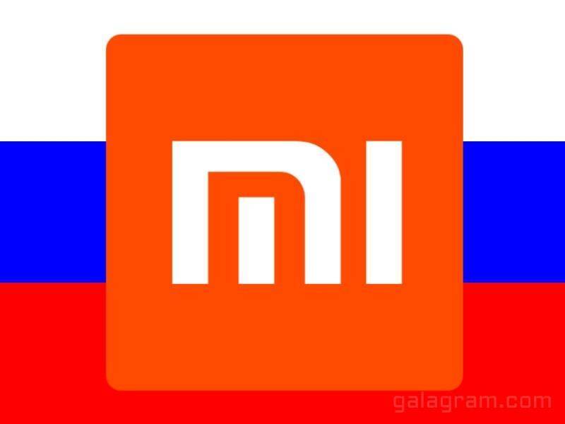 Логотип Xiaomi на фоне российского триколора крупным планом