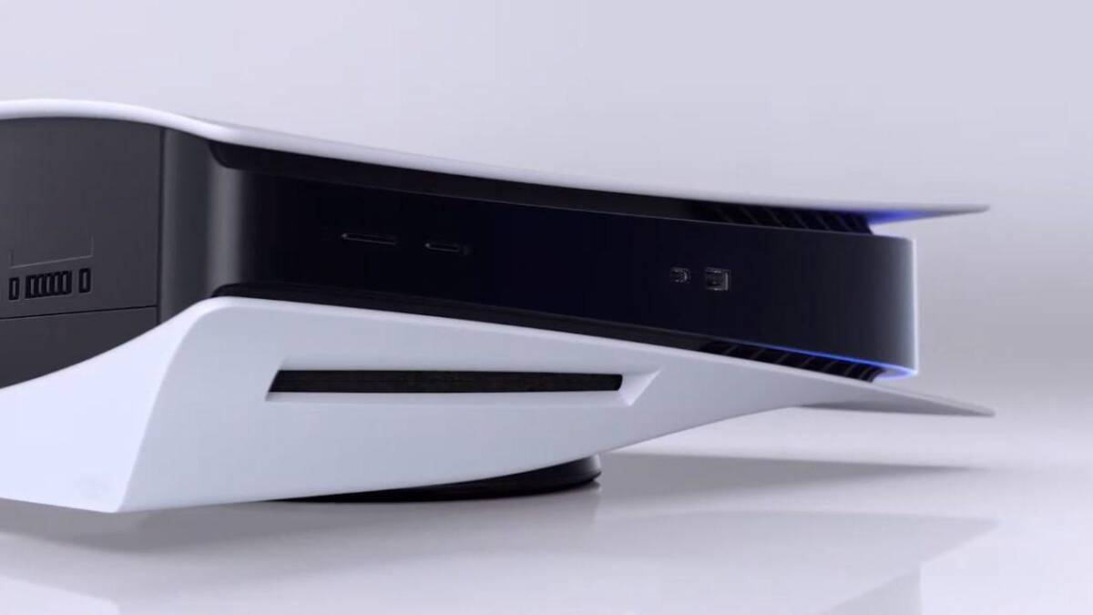 Боковая часть PlayStation 5 с вентиляционными отверстиями