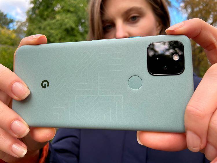 Google раздаст 5000$ тем, кто не хочет купить Google Pixel 5 4 Андрей в одежде с меховой отделкой в заброшенном помещении