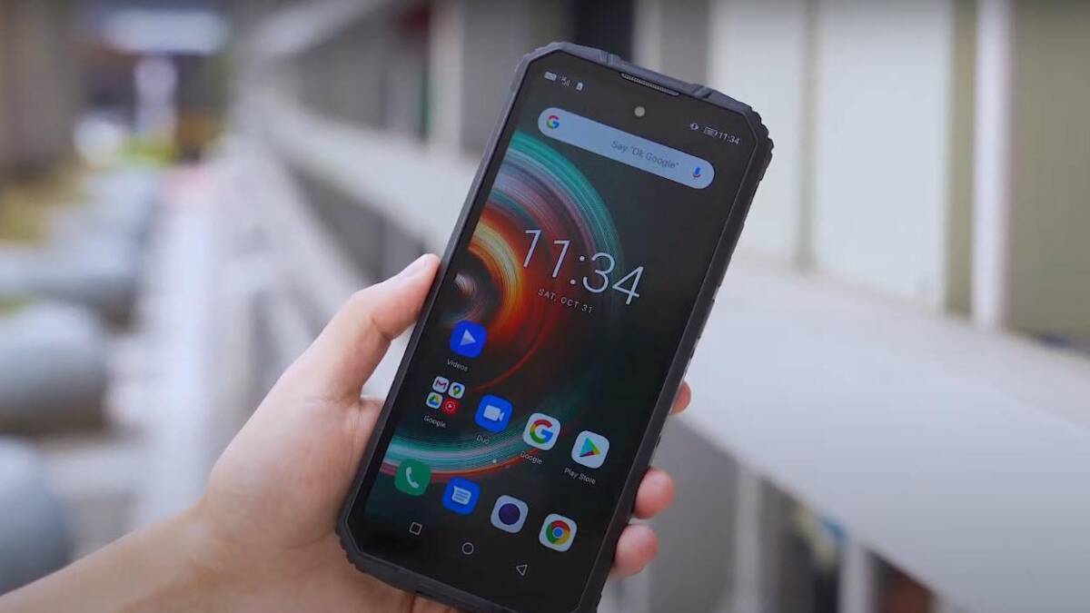 Защищённый смартфон Oukitel WP10 в руке пользователя
