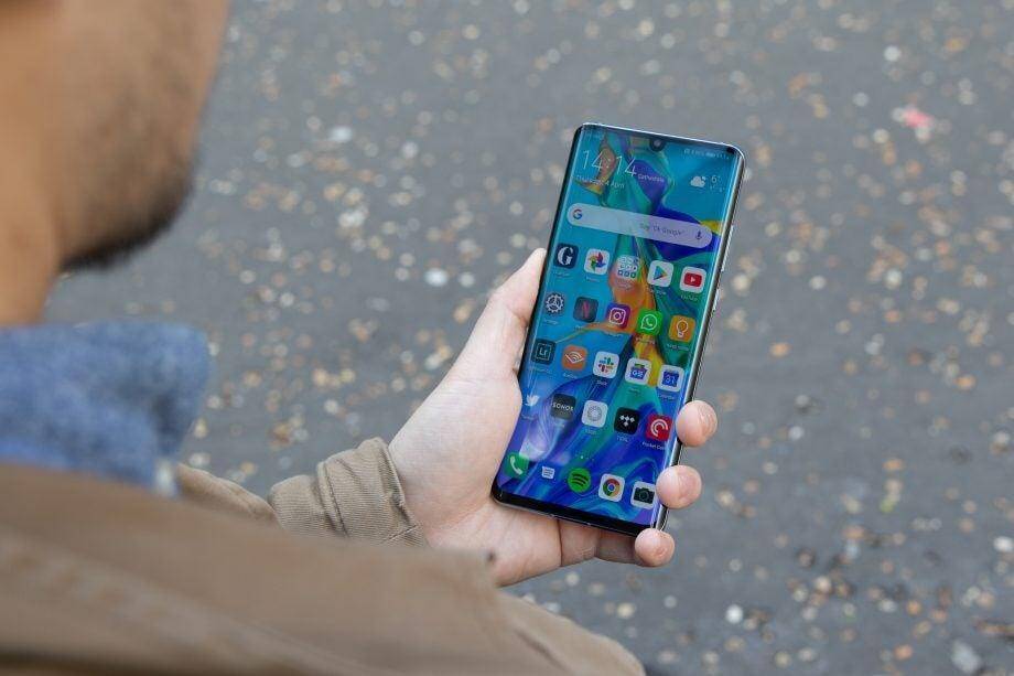 Samsung Galaxy S21 получился очень красивым. Вот все расцветки 7 Электрический кроссовер iCAUR V27 в центре сцены