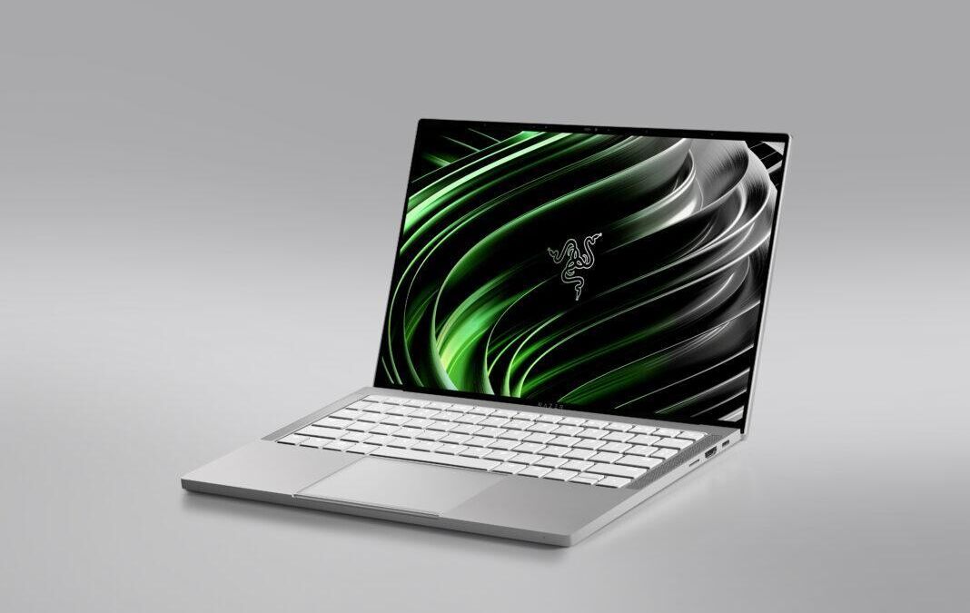 Футболисты в красных и зеленых формах с мячом командная игра