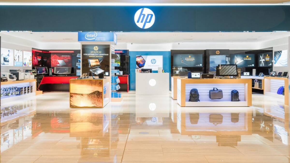 Интернет-магазин HP с ноутбуками и аксессуарами на витрине