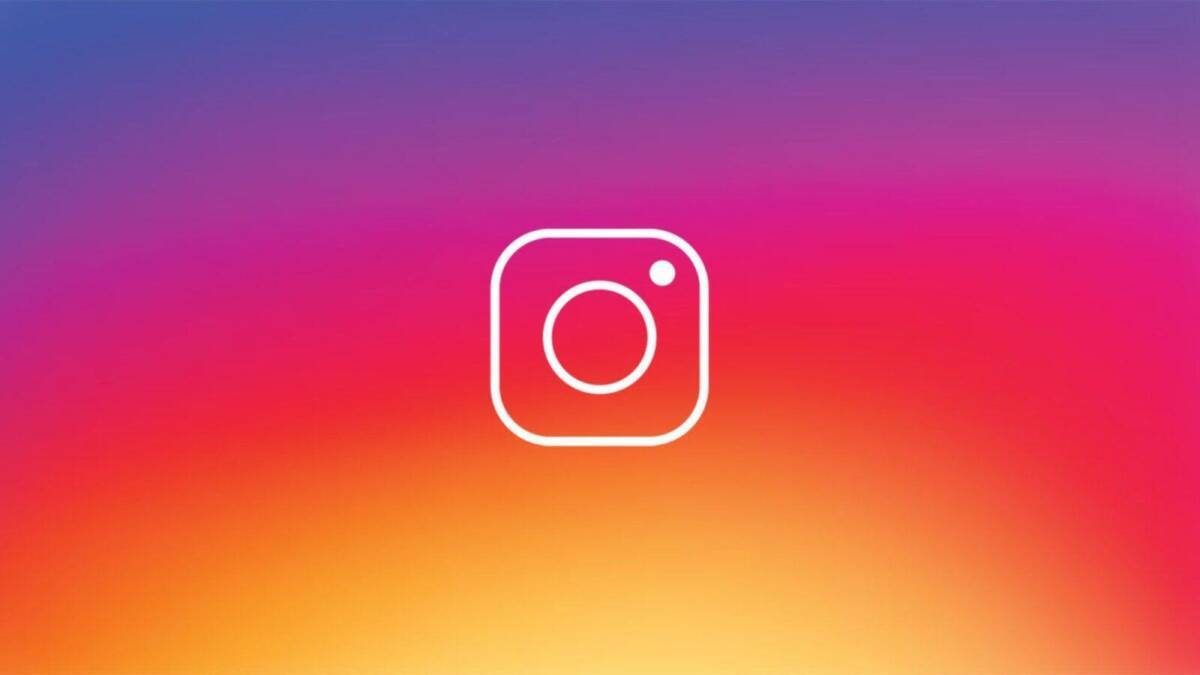 Иконка Instagram на фоне градиентного цвета