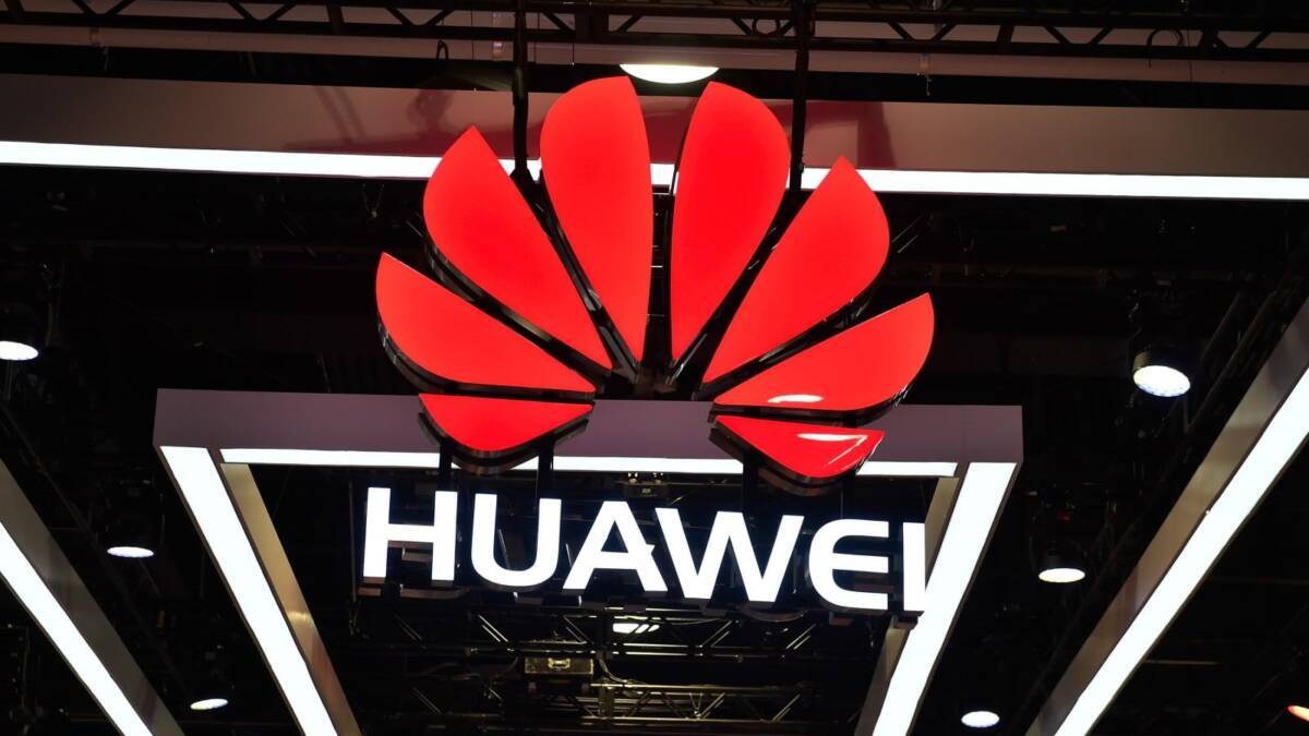 Логотип Huawei на выставочном стенде флагмана P50 Pro