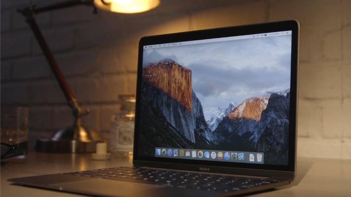 Ноутбук MacBook с открытым экраном на столе