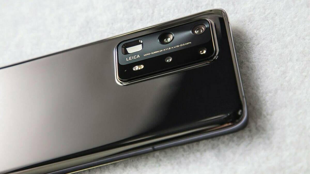 Задняя камера Huawei с оптическим зумом и логотипом Leica