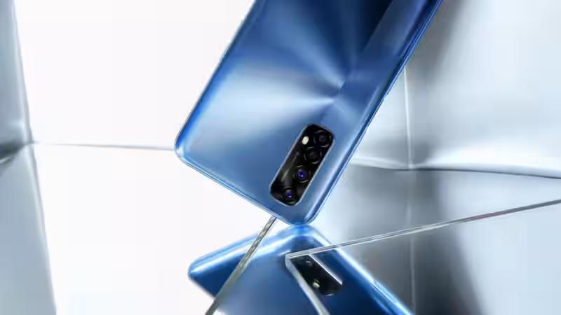Задняя часть смартфона Realme 7 5G с тремя камерами