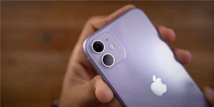 Смартфон Apple iPhone 13 с двухкратной камерой и логотипом Apple на задней панели