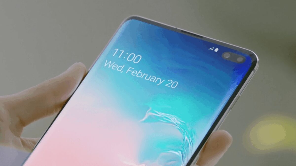 Смартфон Samsung серии M с изогнутым экраном и двойной камерой