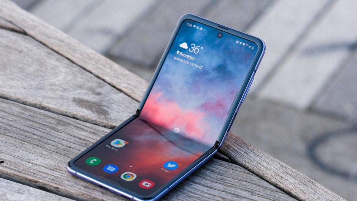Складной смартфон Samsung Galaxy Z Flip 3 на деревянной поверхности
