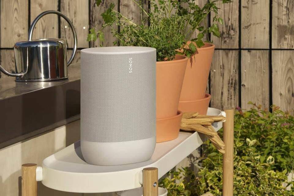 Беспроводная колонка Sonos Move на подоконнике у цветов
