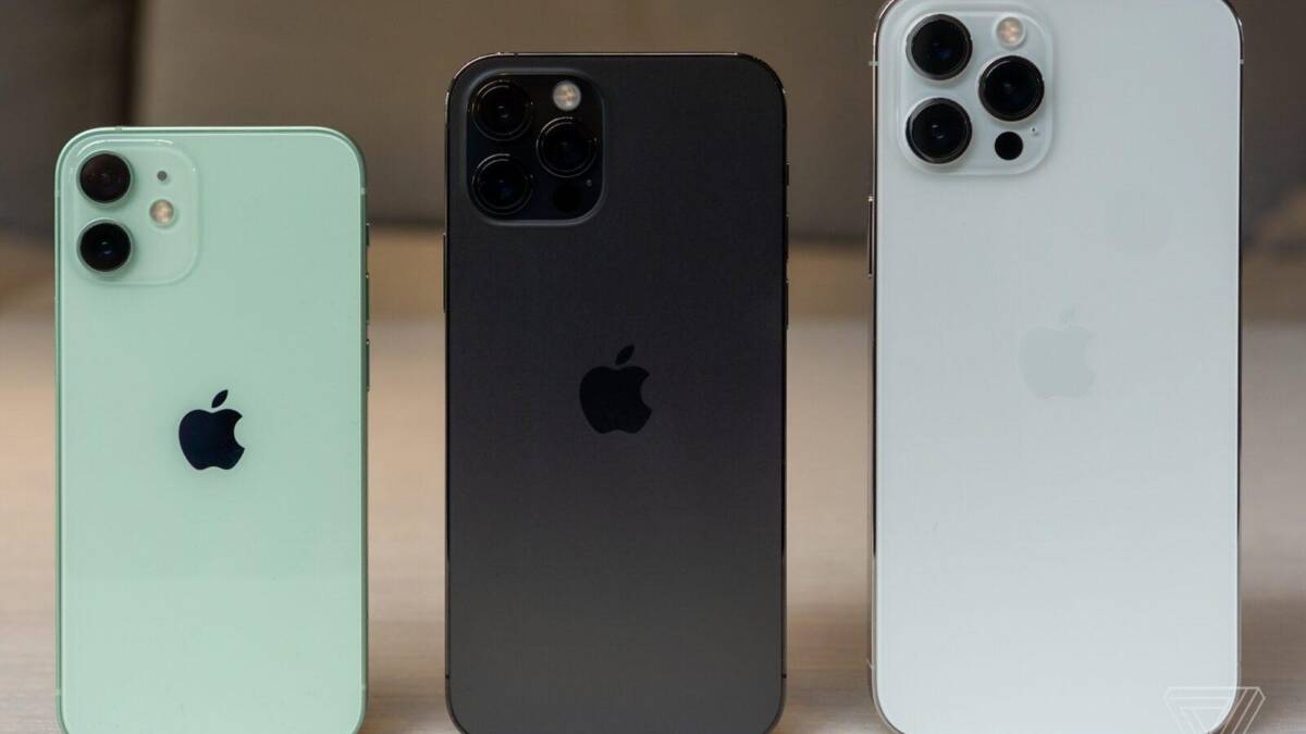 Три новых модели iPhone 12 Pro Max и iPhone 12 mini на столе