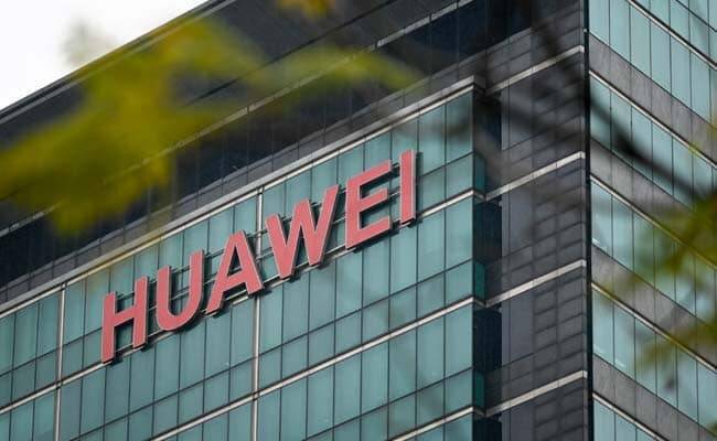 Qualcomm получила лицензию на поставку чипов Huawei 3 Здание с логотипом Huawei на стеклянной фасаде