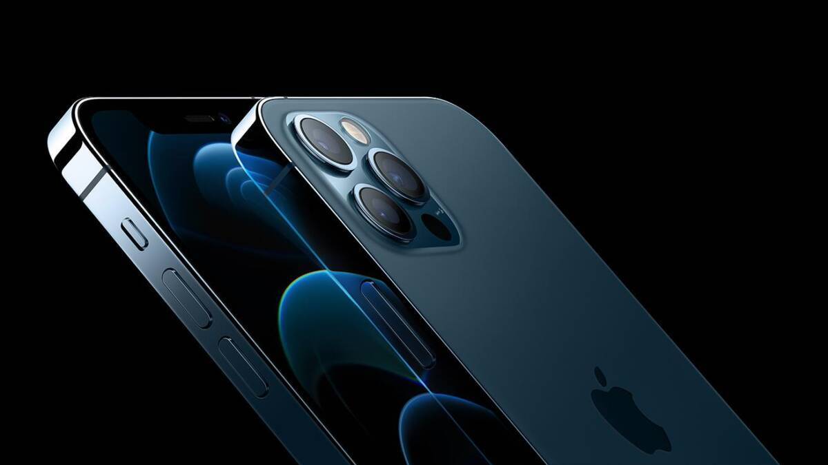 Боковой вид iPhone 12 с тремя камерами и дисплеем