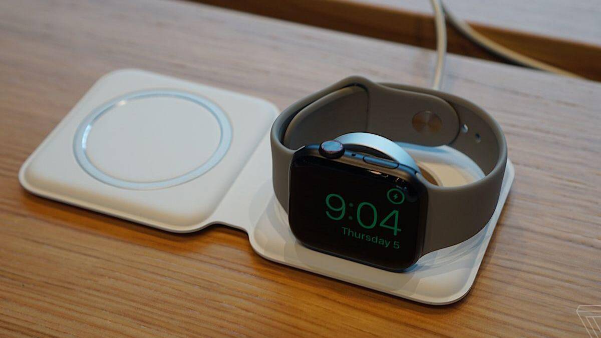 Умные часы Apple Watch на зарядной платформе MagSafe Duo