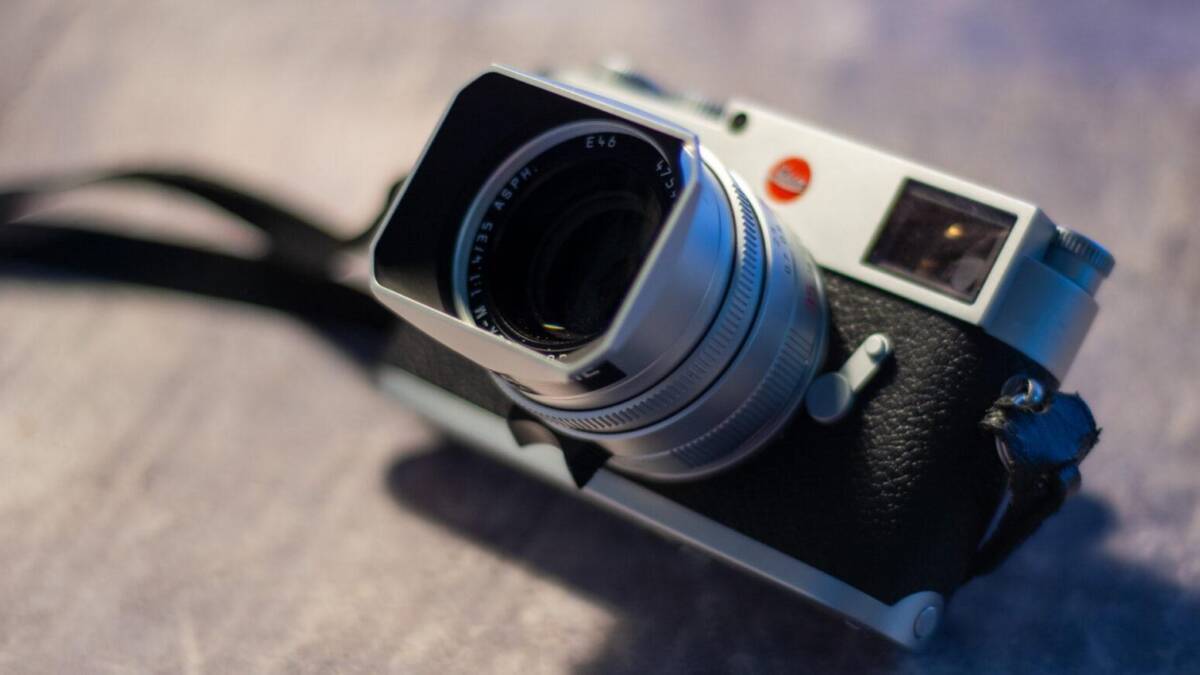 Обзор камеры Leica M10 крупным планом объектив и корпус