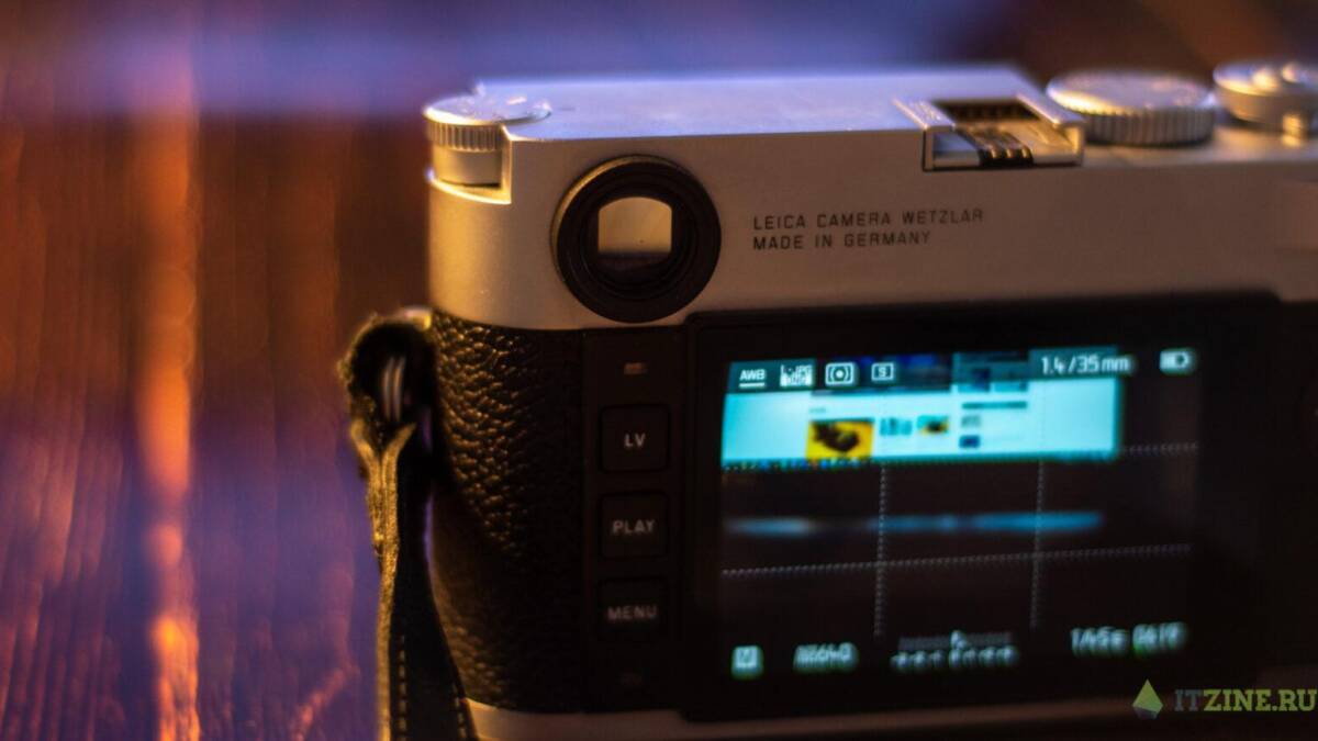 Задняя часть цифрового фотоаппарата Leica с объективом и экраном