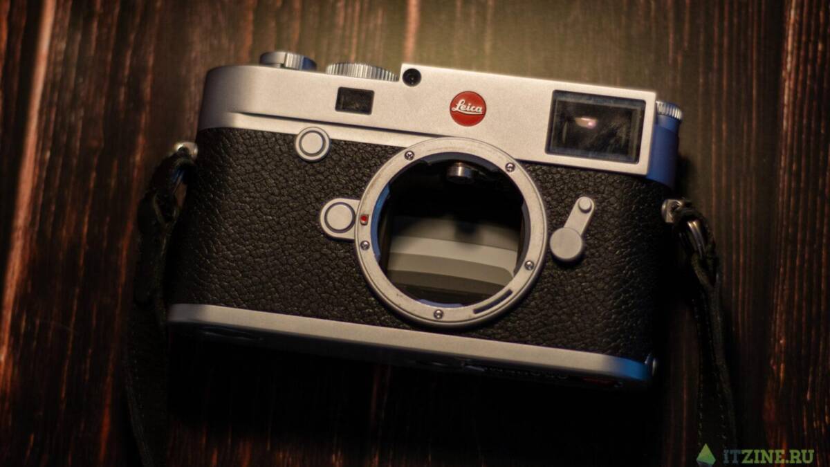 Зеркальный вид складного iPhone с камеры и логотипом Leica
