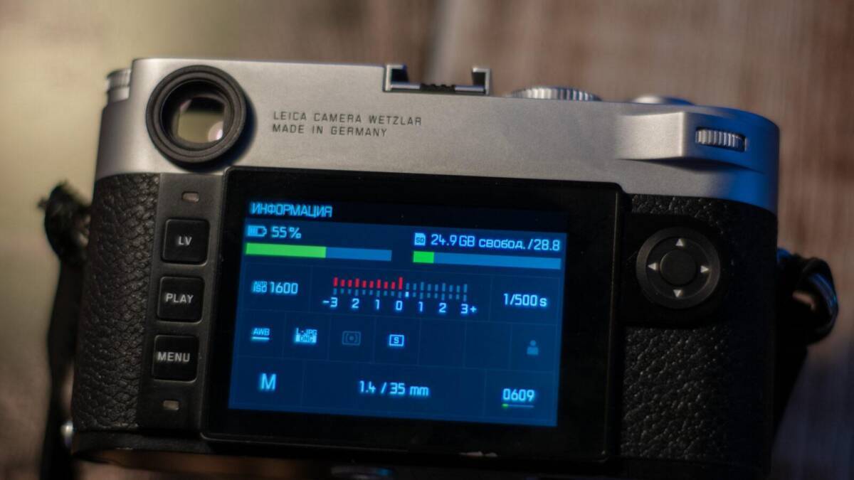Задняя панель цифрового фотоаппарата Leica с дисплеем