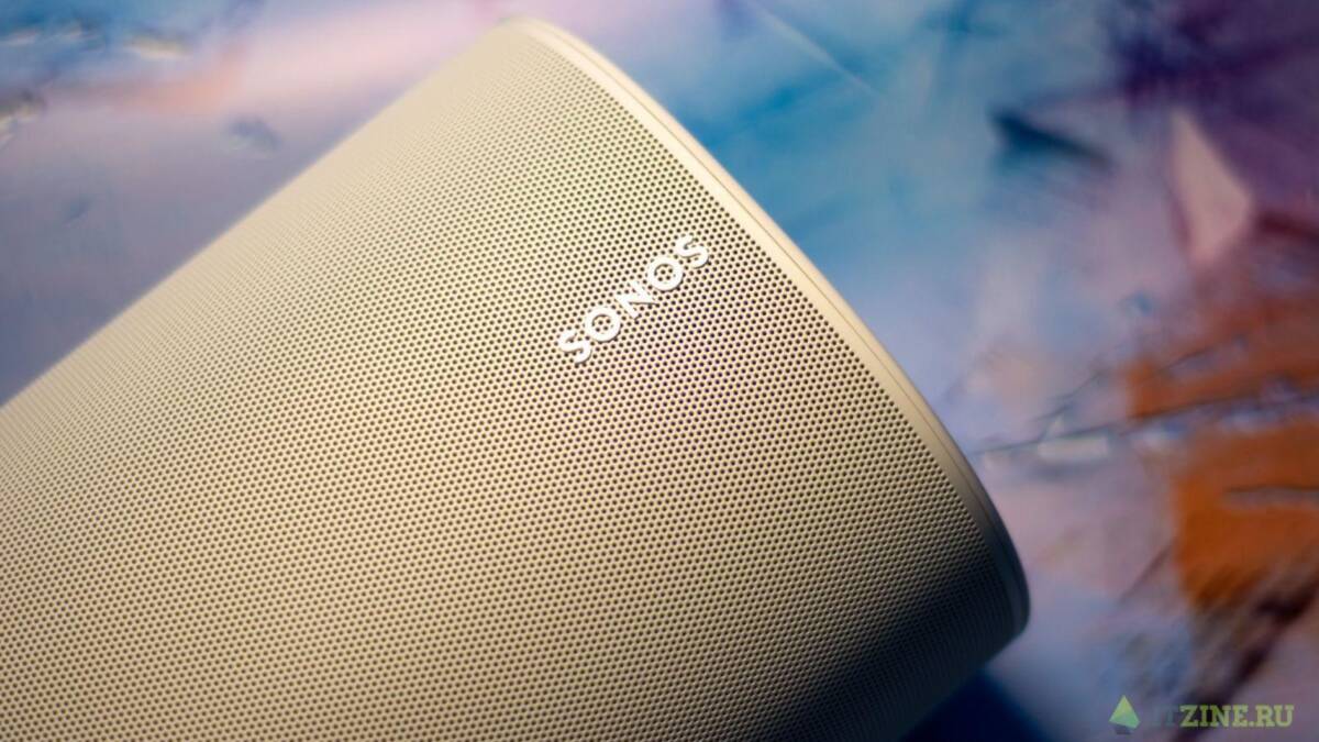 Колонка Sony на боковом ракурсе с perforated корпусом