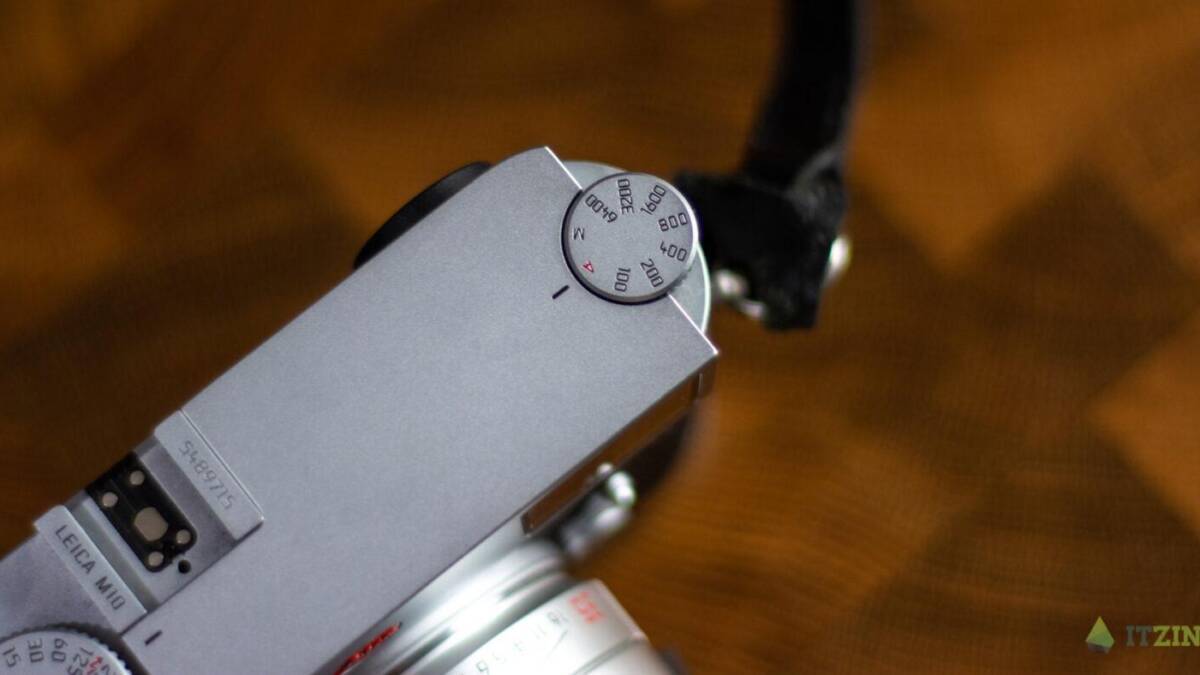 Вид сверху на корпус камеры iPhone SE Plus