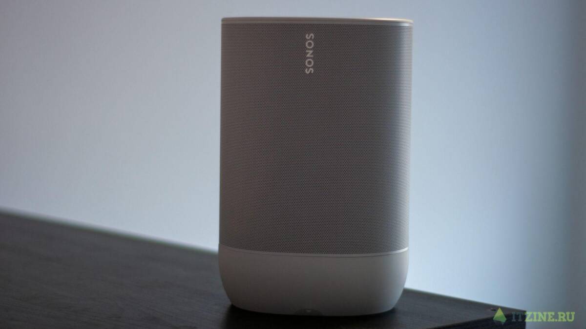 Акустическая колонка Sonos на темном столе в помещении