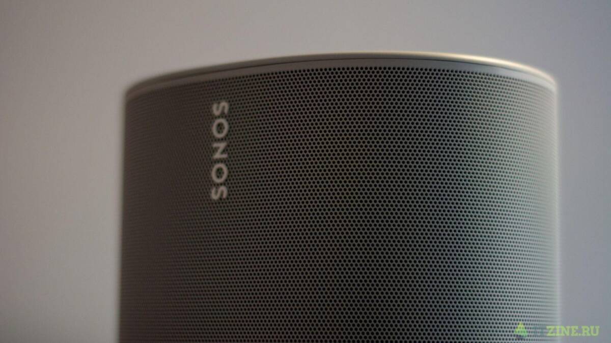 Колонка Sonos на сером фоне кадр сбоку