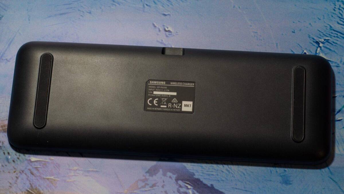 Задняя панель смартфона OnePlus 9 Pro с полосами