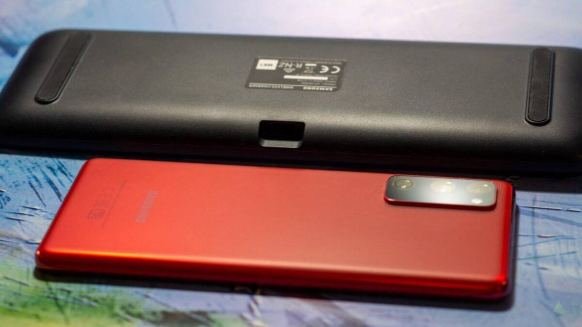 Задняя панель смартфона OnePlus 9 Pro с тремя камерами и вспышкой