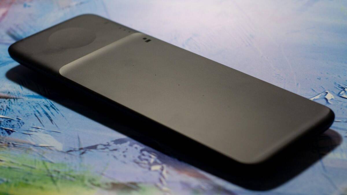 Смартфон OnePlus 9 Pro с плоским дисплеем и задней панелью