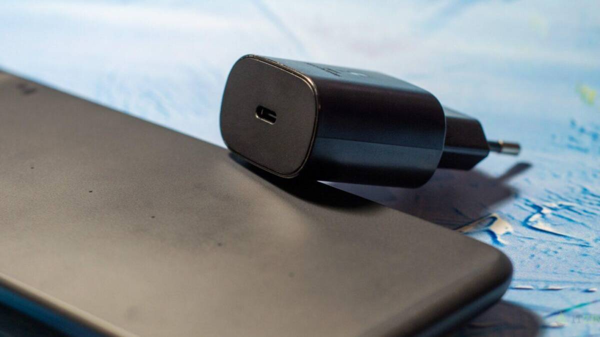 Зарядное устройство для смартфона OnePlus 9 Pro крупным планом