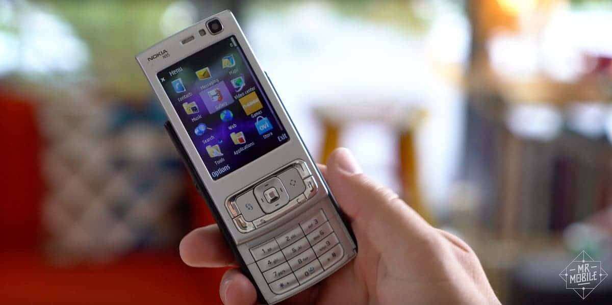 Это кнопочный мобильный телефон Nokia с цветным экраном