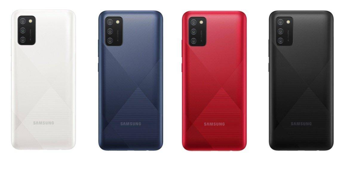 Samsung представила два смартфона с экранами Infinity-V и батареями на 5000 мАч 7 Задняя панель Samsung Galaxy с тройной камерой и логотипом