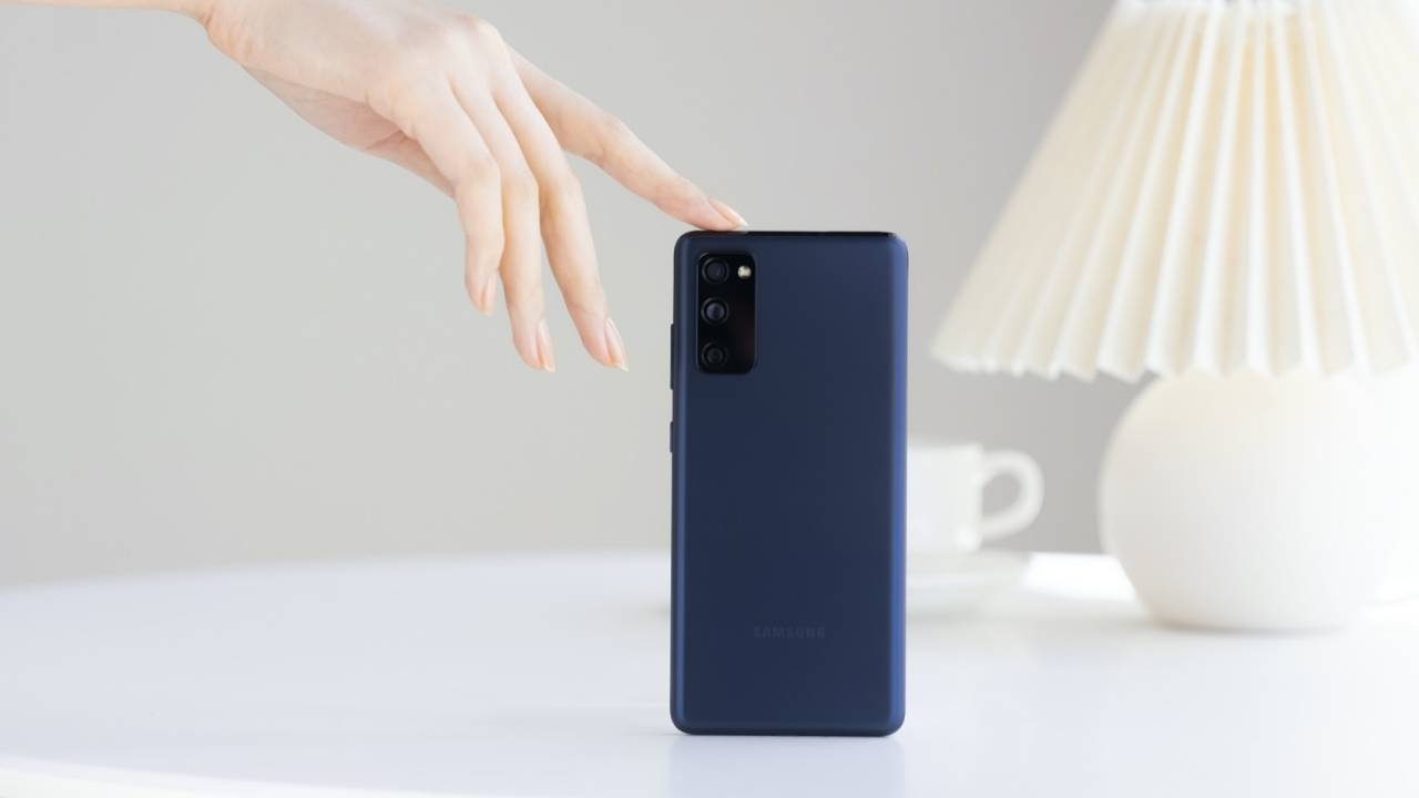 Проблемы с сенсорным экраном Galaxy S20 FE остались и после трех обновлений 4 Galaxy S20 FE Cloud Navy Hands On 1280x720 1