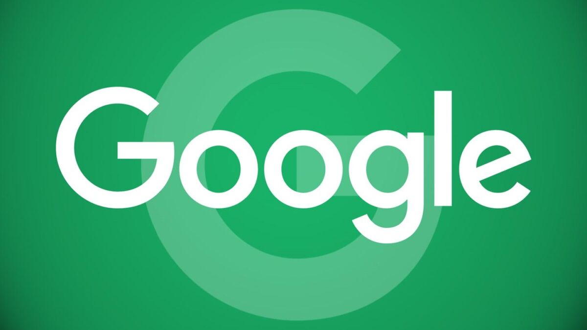 Логотип Google на зеленом фоне с круговой графикой