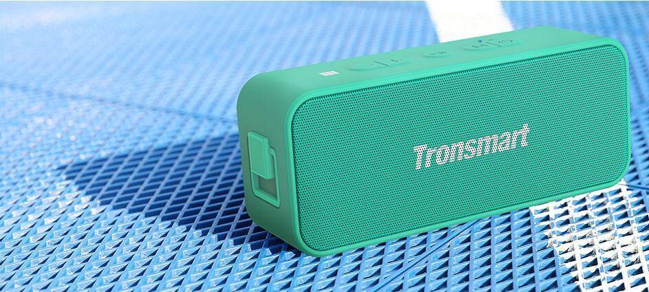 Беспроводная колонка Transcend на синем металлическом фоне