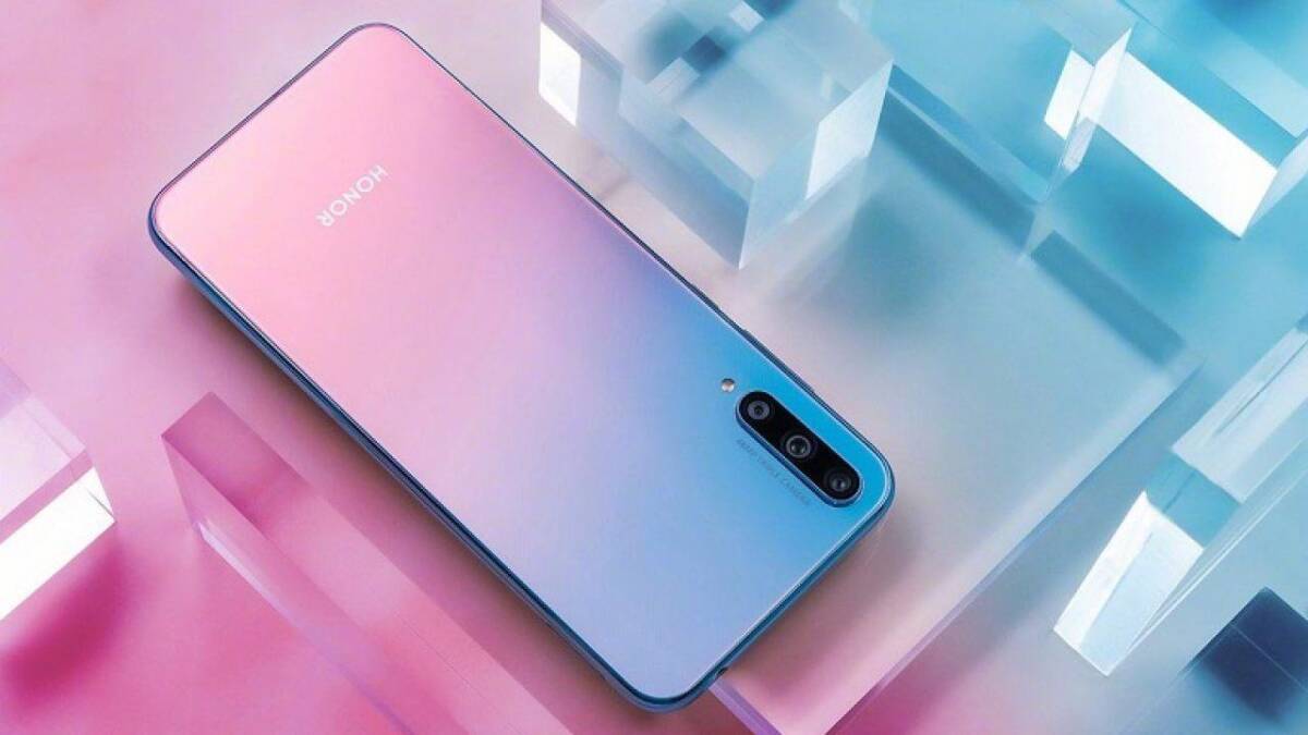 Задняя панель смартфона Honor с тремя камерами и градиентным покрытием