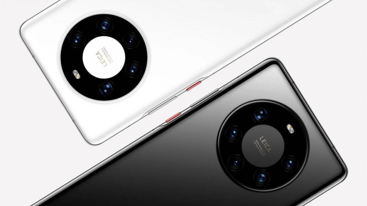 Две черные и белые смартфоны Huawei Mate 40 с круглыми камерами