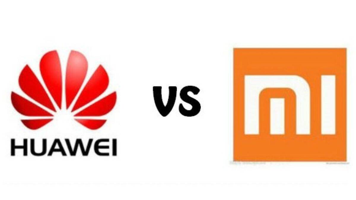 Логотип Huawei слева и логотип Xiaomi справа на белом фоне