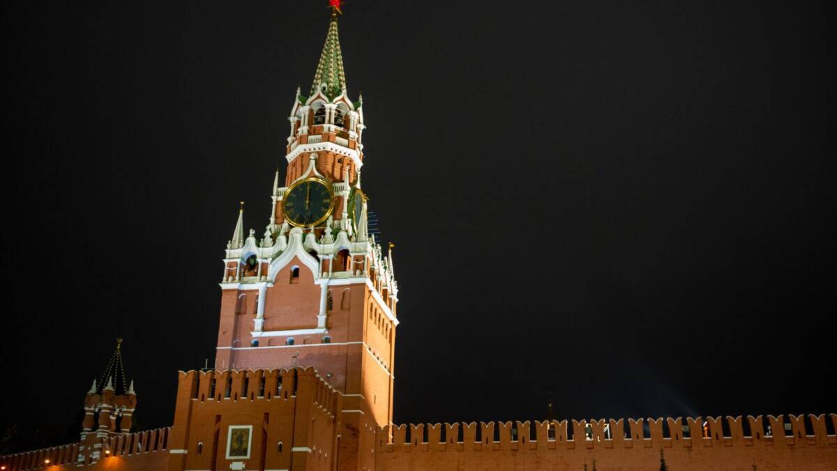 Башня Кремля ночью с часами и звёздным убором