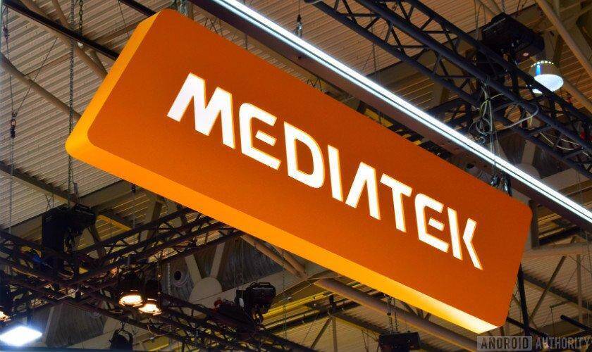 Вывеска с названием MediaTek, висит на потолке выставочного зала