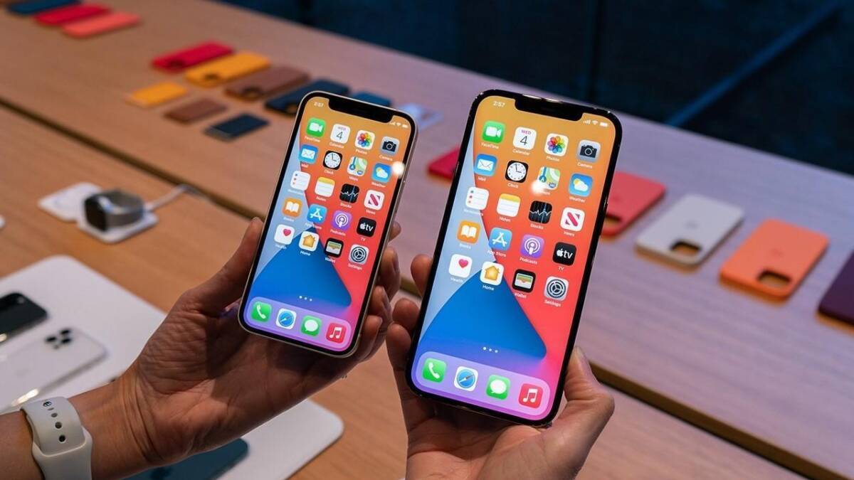 Два iPhone 12 mini с яркими интерфейсами и приложениями