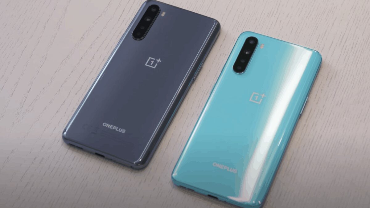 Две смартфона OnePlus Nord на светлом деревянном фоне