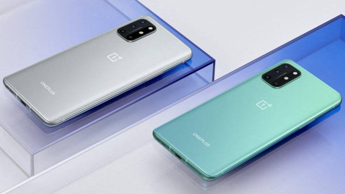 В сеть слили изображение предстоящего смартфона OnePlus 9 5 Два смартфона OnePlus 9 сзади и сбоку на подставках