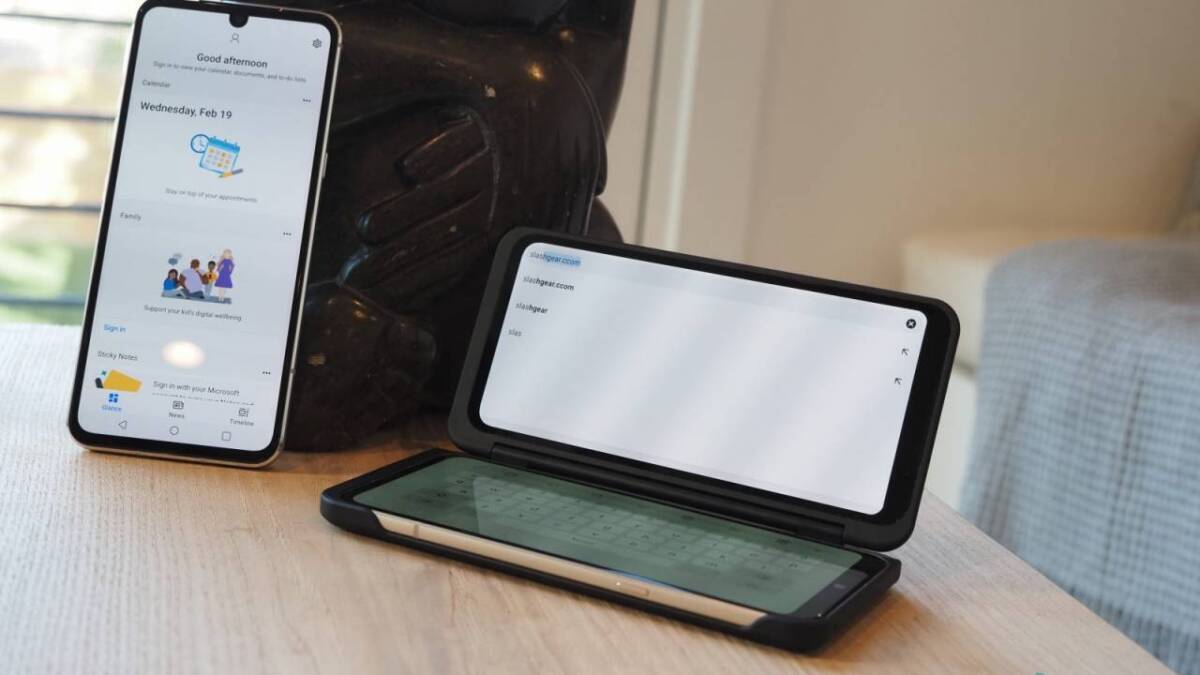 Новый флагман LG появится в начале 2021 года 4 Два смартфона с открытыми экранами на деревянном столе