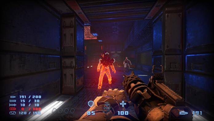 Первый план оружия игрока в видеоигре с врагами на фоне темной сцены