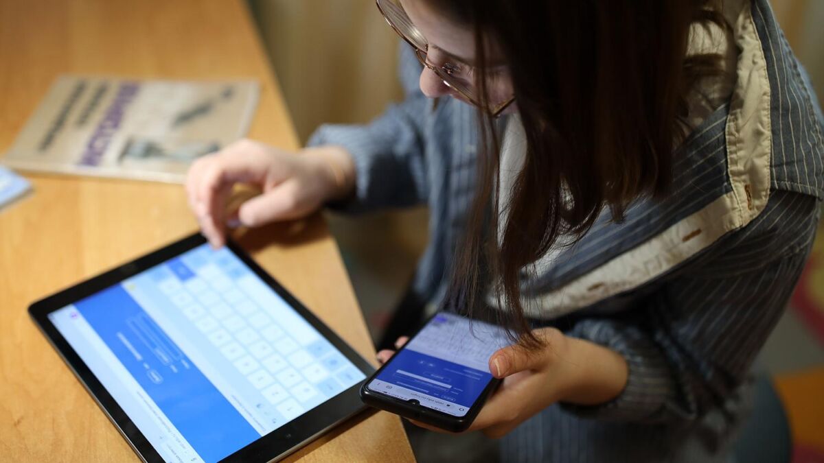 Девушка использует смартфон и планшет с интерфейсами